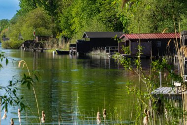 Schaalsee 'de birkaç kayıkhane.
