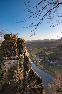 Rathen yakınlarındaki Elbe Vadisi manzarası