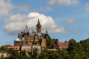 Wernigerode Şatosu, bulutlu mavi gökyüzü