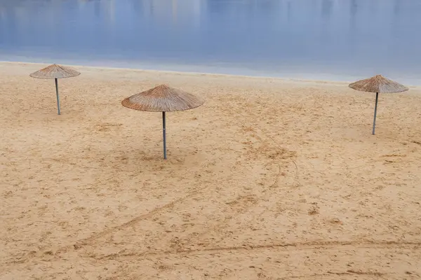 Idílica Praia Areia Vazia Com Três Guarda Chuva Perto Linha — Fotografia de Stock