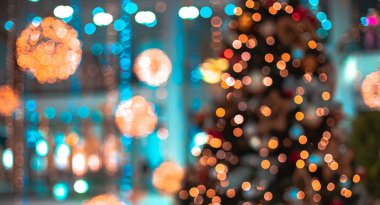 Noel arifesi alışveriş merkezinin soyut manzarası dekorasyon renkleri ve çelenk ve lambaların ışıklandırma ışıkları duvar kağıdı ve arka plan konsept resmi