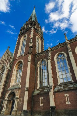 Katedral duvarları ve kuleler gotik stil mimari nesne perspektifi dikey fotoğrafçılık