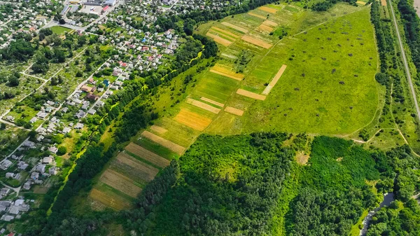 Luftdrohnenaufnahmen Landwirtschaftliches Feld Ländlicher Umgebung Bei Klarem Frühlingswetter Stockfoto