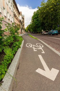 Avrupa çevre caddesi şehir merkezi otoyolu boyunca bisiklet yolu şeridi