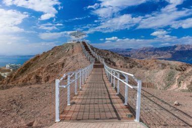 Orta Doğu resimli kum taşı kayalık güzel doğal çevre alanı turistik bölge manzaralı yüksek kuru bir tepenin balkonu
