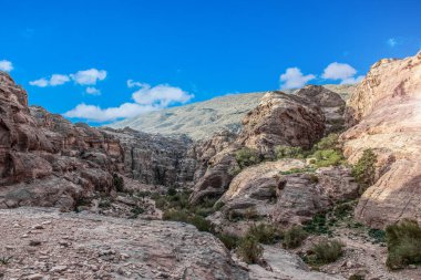 Çöl dağları, kumdan kayalar ve kayalıklar güney batı manzarası görkemli manzarası, yaz manzarası ve turistik miraslar.