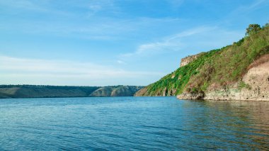 Gölet suyu önplanı ve arka plan doğal manzara tepe ile 16.9 panoramik formatı