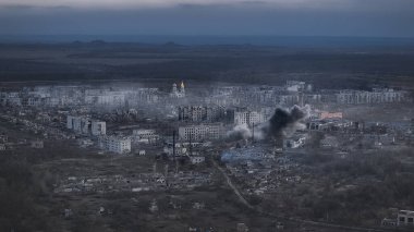 2022 'de Rusya' nın işgalinden sonra Donbas bölgesindeki insansız hava aracından Ukrayna 'nın tarihi kalıntılarını hava ve patlama dumanı kapladı.
