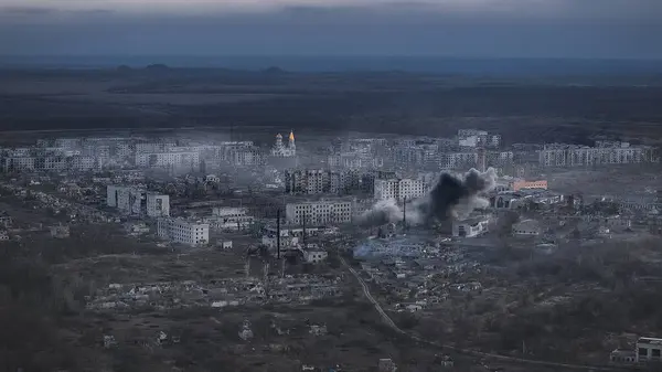 Antenn Krig Förstörelse Och Explosion Rök Stad Ruiner Ukraina Landmärke — Stockfoto