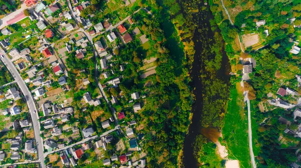 Gökyüzü açık yaz gününde Ukrayna köyündeki insansız hava aracından panoramik hava görüntüsü