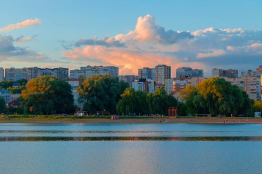 Doğu Avrupa 'yı geçtikten sonra SSCB şehri vahşiliği beton binalar stil manzara manzarası yaşam bölgesi ve sahil nehir suyuyla kaplı
