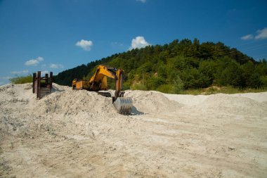 Kirli atık arazi yan alanı kum ve terk edilmiş kazıcı ile inşa işlemi için