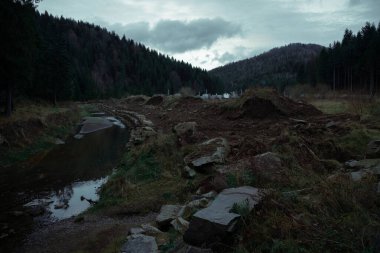 Kazıcı çukur taşı ve kayaları ödünç alır, bataklık toprağı ve dağlardaki kirli zemin inşaat alanı düşük aydınlatma durumu düşük karanlık bulutlu zaman