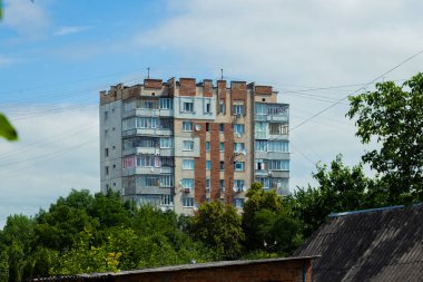 Kusurlu SSCB mimarisi örneği. Paskalya Avrupa bölgesindeki beton düz uyku dikkat dağıtıcı şehir manzarası.