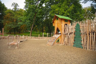 Okul öncesi dönemler için atlıkarıncalı dekoratif şato çocuk parkı alanı