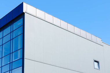 Fabrika mimarisi dış bina dış cephesi mavi duvar ve penceresi mavi gökyüzü arkaplanı ve burada metin için boş kopya alanı