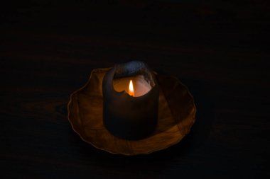 yumuşak odaklı mum ışığı ev karanlığında çevre alanı siyah arkaplan görünümü