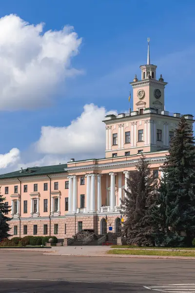 Ukrayna 'nın Doğu Avrupa kenti belediye binası ve merkez kare dikey fotoğrafçılık günü