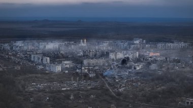 Ukrayna 'daki savaş insansız hava aracı fotoğrafçılığı Avrupa ülkesindeki Rus işgali ve çarpıcı düşük ışıklandırma renkleri ve gürültü kirliliği konseptiyle şehir manzarasının patlaması yüzünden harap oldu.