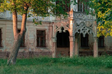 Terk edilmiş Rönesans mimari sarayı dış cephe girişi Orta Avrupa sütunları ile cennet gibi doğal ışıklandırma parkı manzarası