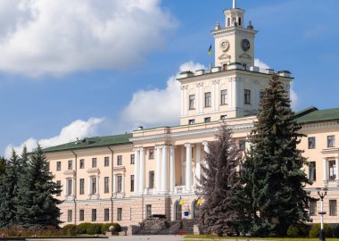 Ukrayna belediye binasının dış cephesini inşa eden konut yönetimi merkezi kent meydanında Avrupa kültürü objesi