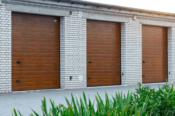 Araba garajları, sokak manzaralı patenli kapı.