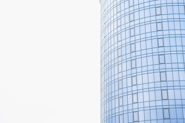 Modern mimari dış cam cephesi gökdelen duvarı nötr gri gökyüzü arka plan minimalizm şehir manzarası arka plan görüntüsü boş fotokopi alanı reklam kavramı