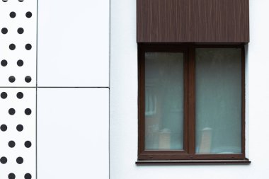 beyaz duvar dış görünüş çerçeve çalışma detaylı görünüm yüzeyi yansıma ve boş kopya alanı ile pencere nesne cam