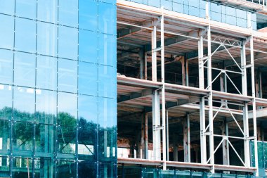 dış modern fabrika tamamlanmamış inşaat süreci cam dış cephe ve çekirdek çimento sütun ve panel elementleri