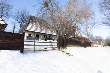 sakin kış manzarası kırsal kesim ahır Ukrayna köyü sabah manzarası karlı