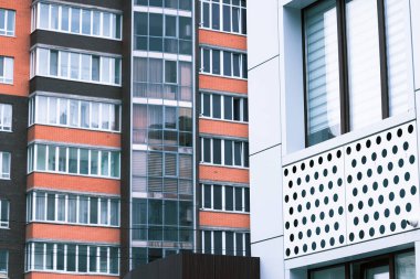 Yaşayan bölge, kalabalık dar cadde, yüksek binalar dış tasarım duvarları ve apartman veya ofis pencereleri olan köşelere yakın.