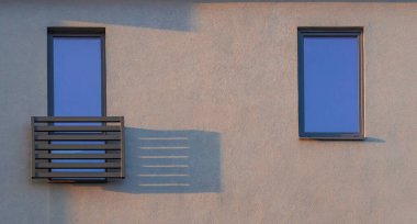 Pencere çerçevesi çalışma düzeni bina dış duvar dokulu arka plan yüzeyi yumuşak sıcak güneş ışığı gölgesi