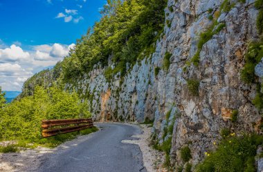 Paslanmış terk edilmiş otomobil karayolu Akdeniz kıyısı Avrupa bölgesi tropikal iklim dağları