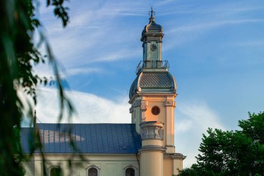 Ortaçağ kilise kulesi katolik mimari objesi sıcak güneş ışığıyla sakin bir kır tarafında.