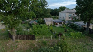 Üçüncü dünya ülkesinin fakir kenar mahallelerinde ahır kulübeleri, insansız hava araçları, hava fotoğrafları.