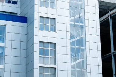 Fabrika lojistik inşaat inşaat iskeleti mimari ön cephe gri duvarlar ve şeffaf pencereler dış perspektif