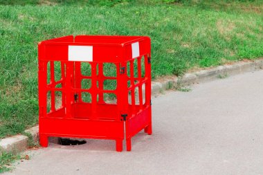 Uyarı kırmızı işaret yol onarımı eski asfalt ulaşım nesnesi