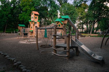 İlkbahar eğlence parkı çocukları oyun alanı dekoratif nesneler atlıkarınca ve salıncaklar cazibesi