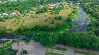 Turizm konsepti hava manzarası eski Avrupa seyahatleri tarihi kent meydanı kaldırım taşları kırsal kesim yakınlarındaki ortaçağ balkonu nehir akarsuyu ve köy yerleşimi