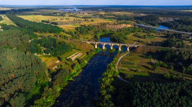 Ukrayna 'ya bakan hava aracı manzaralı Ukrayna merkez plato bölgesi tarla orman nehri ve köprü köy kırsalının dışında.