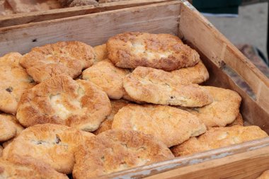 Ahşap kutu tezgahı satış yerinde el yapımı rustik boncuk pastane yemekleri. Arka plan resmi.