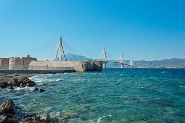 Yunanistan Avrupa bölgesinin deniz kıyısı bölgesi panoramik doğa manzarası tatil beldesi üzerindeki ortaçağ ve modern mimari objeler