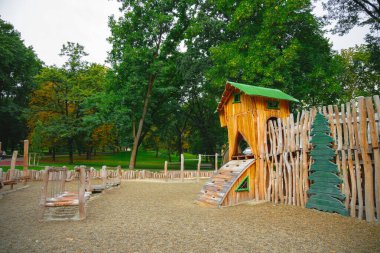 Çocuklar için kum havuzu kalesi dekoratif park alanı bahar ortamında etkinlik için