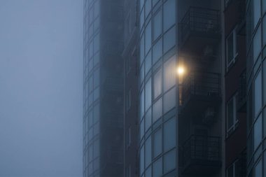 Yüksek duvarların sisli şehir manzarası. Camdan gökdelen perspektifi. Pencere manzarası.