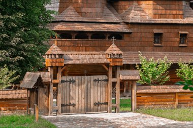 Ahşap kilise büyük giriş kapısı Ukrayna kenti tarihi yapı geleneksel mimari dış görünüş ön cephesi