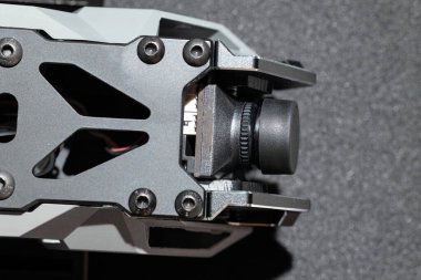 fpv drone atölyesi çerçeve tasarımı karbon plastik ve metalik elementlerin üst ve ön tarafında hareketli kamera nesnesi