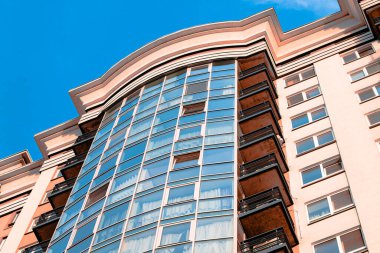 Modern mimari binasının lüks cephesi. Kısmen giriş pencereleri ve dış taraftaki yumuşak gül duvarları üzerinde.