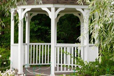 çardak beyaz çerçeve yaz alanı ahşap yapı bahçe yeşil yeşillik çevre