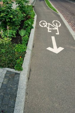 Bisiklet levhası bisiklet yolu asfalt kaldırım yolu şehir altyapısı konsepti dikey görüntü
