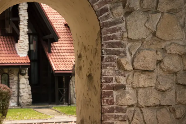 Eski Avrupa arka sokaklarının güzel kemer duvarları arka plandaki çatı kiremidi bacaları olan antik şehir manzarası modern fantezi filmlerindeki gibi estetik.